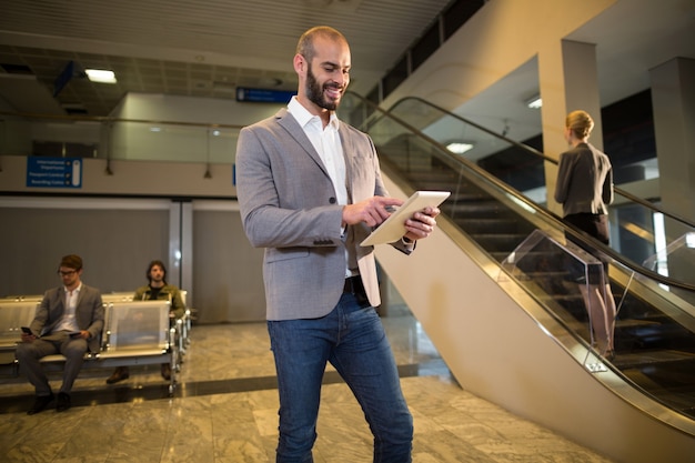 Uomo d'affari utilizzando la tavoletta digitale