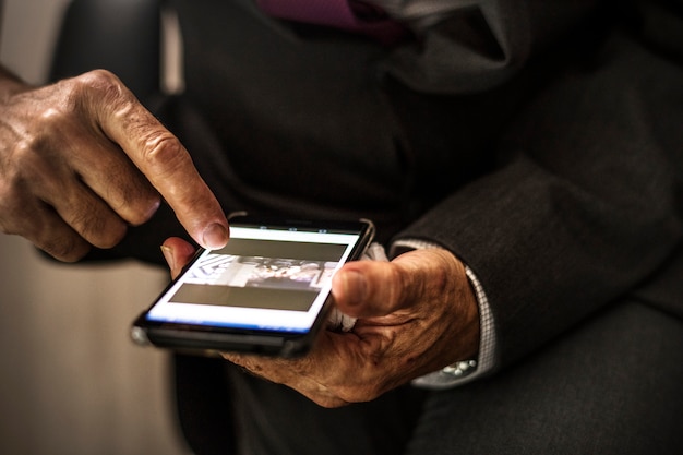 Free photo businessman using his mobile phone