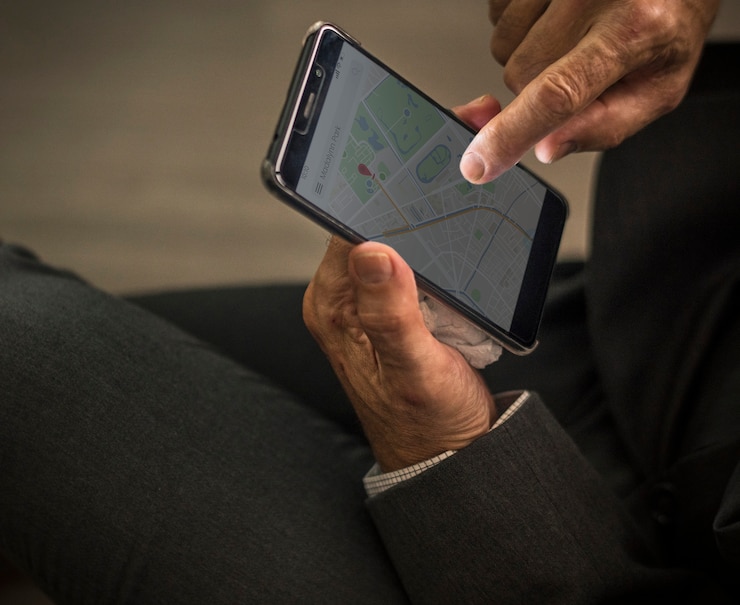 Free Photo businessman using his mobile phone