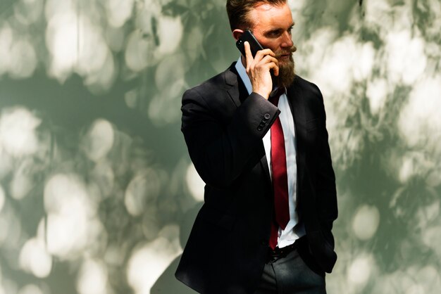 Бизнесмен, использующий технологию мобильной телефонной связи