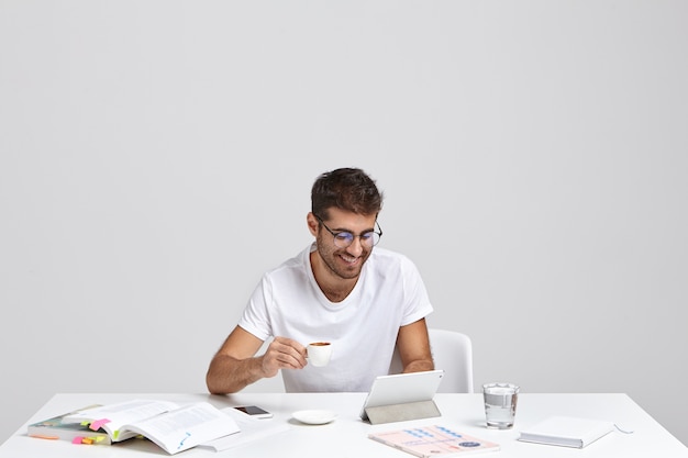 Free photo businessman watches video about advertising