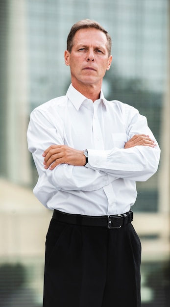 Free photo businessman with arms crossed looking at camera