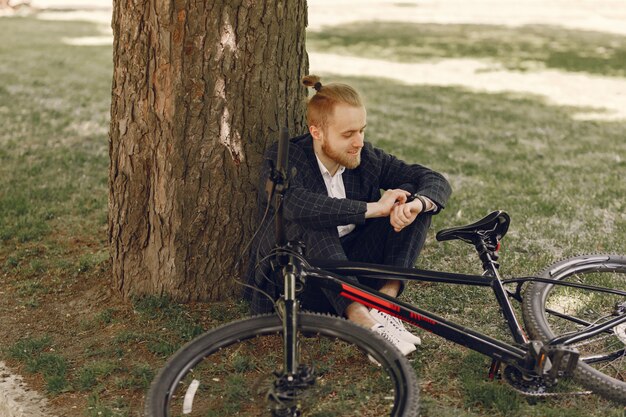 夏の街で自転車を持ったビジネスマン