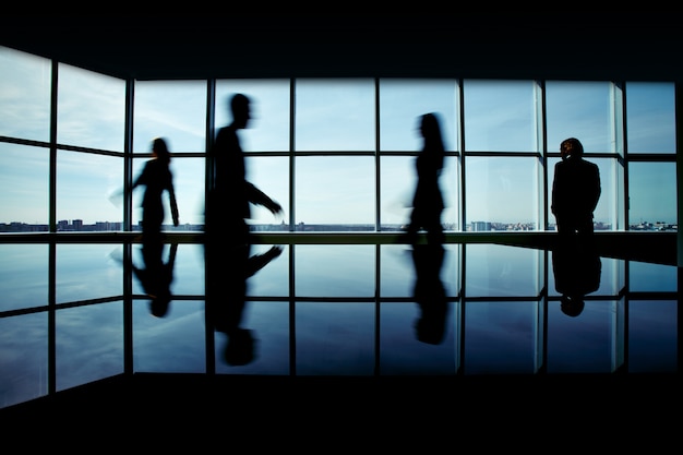 Free photo businessman with businesspeople rushing