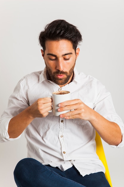 Foto gratuita uomo d'affari con caffè