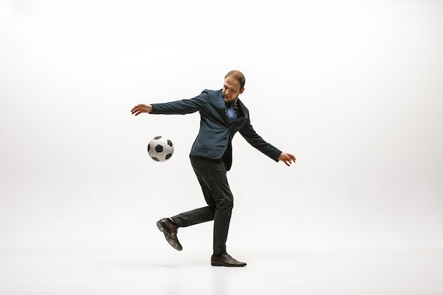 Бесплатное фото Бизнесмен с футбольным мячом в офисе