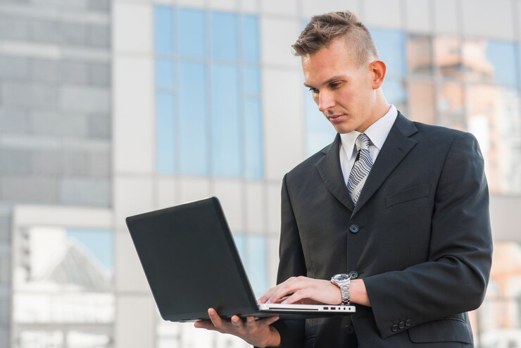 Free Photo businessman with laptop