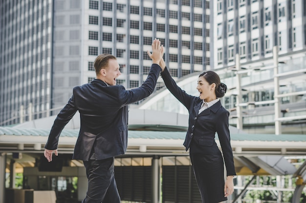 Uomo d'affari e donna di successo con il lavoro