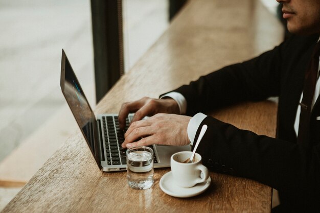 Free photo businessman working in a cafe