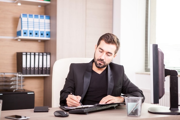 Foto gratuita uomo d'affari che lavora nel suo ufficio. imprenditore in ambiente professionale