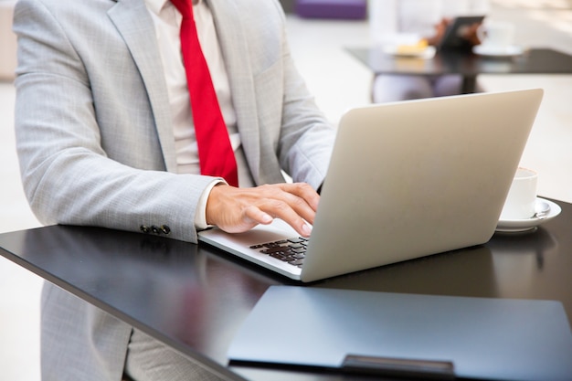 Free photo businessman working on laptop in cafe