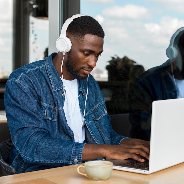 Foto gratuita uomo d'affari che lavora al computer portatile