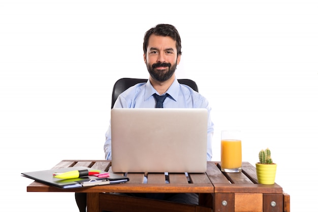 Бизнесмен, работающий со своим ноутбуком