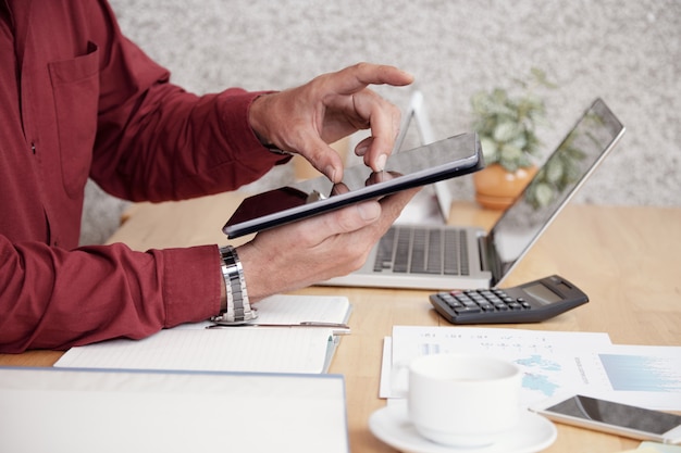 Free photo businessman working with touchpad