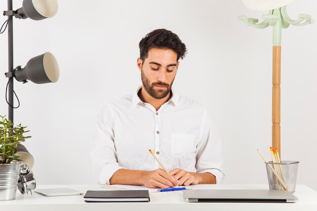 Foto gratuita la scrittura d'uomo d'affari si è concentrata