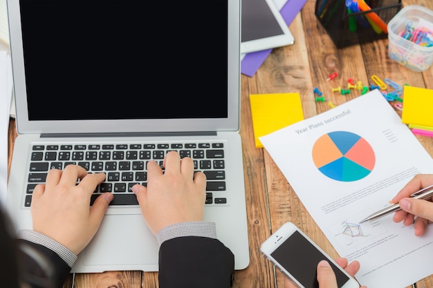 Foto gratuita scrittura dell'uomo d'affari su un computer portatile con un altro lavoratore