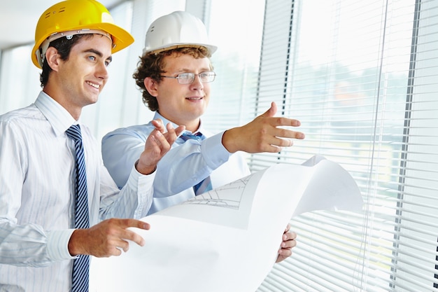 Free photo businessmen checking a sketch