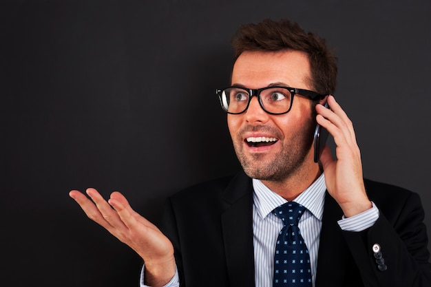 Free photo businessmen discussing on mobile phone