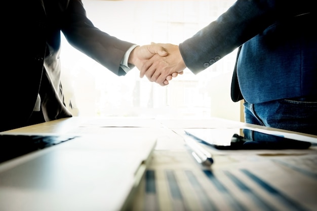 Free photo businessmen shaking hands during a meeting