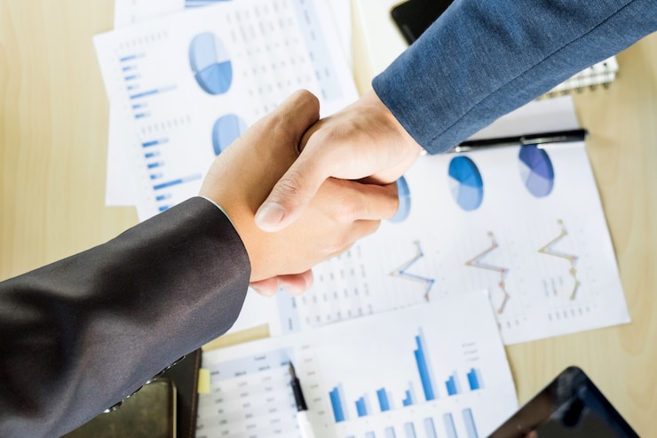 Free Photo businessmen shaking hands during a meeting