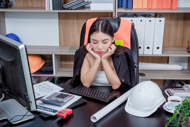Бизнесмены, женщины, работающие в офисе со стрессом и усталостью.