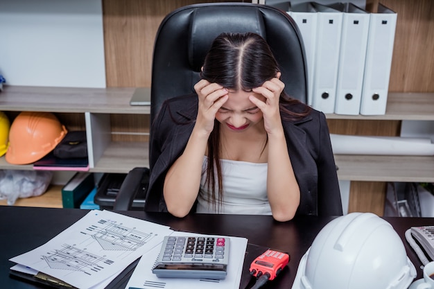 Uomini d'affari, donne che lavorano in ufficio con stress e affaticamento.