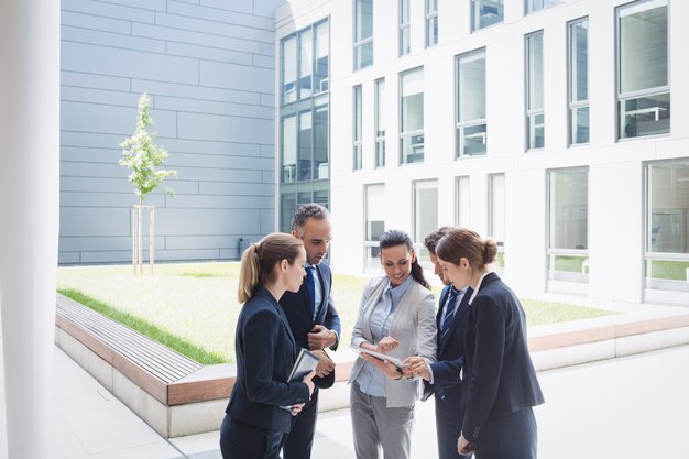 Free photo businesspeople discussing over digital tablet