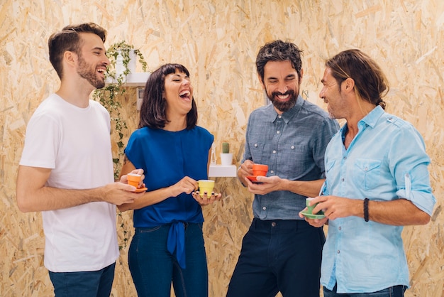 Foto gratuita uomini d'affari godendo la pausa caffè