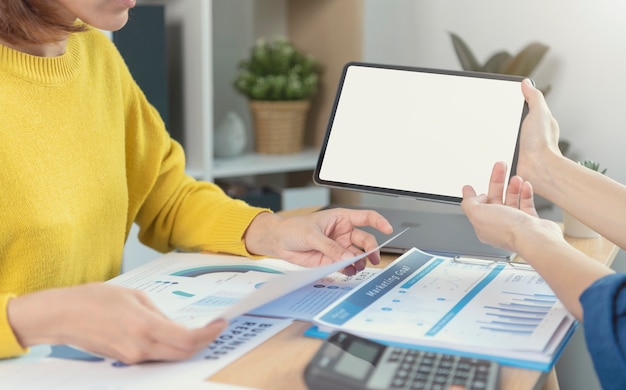 Free photo businesspeople hands using computer tablet with blank screen. mock-up of tablet computer monitor. copy space ready for design or text.