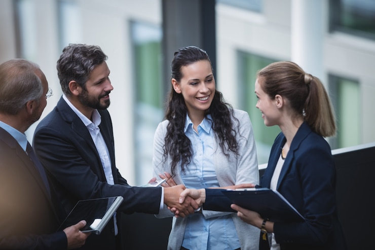 Free Photo businesspeople having a discussion in office