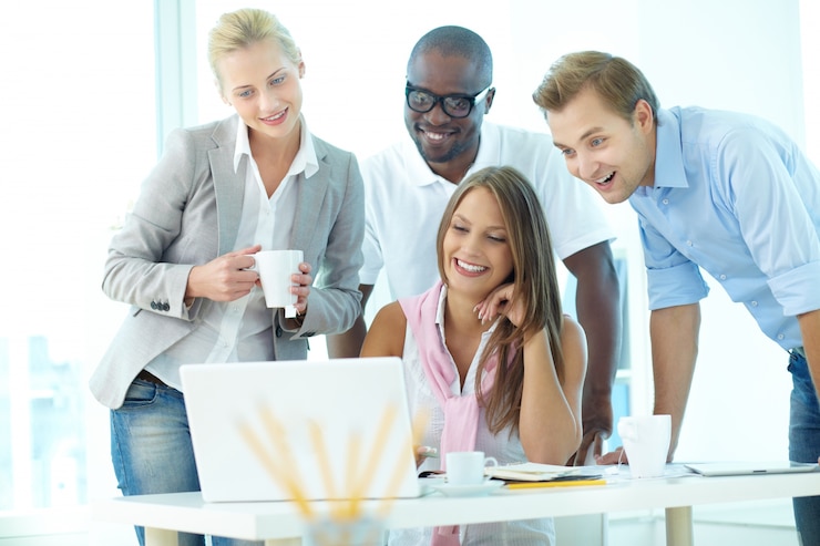 Free Photo businesspeople having informal meeting
