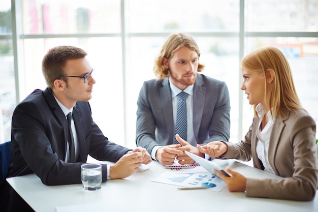 Free photo businesspeople having meeting around table