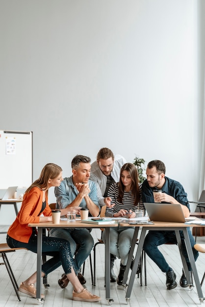 Free photo businesspeople meeting at office working