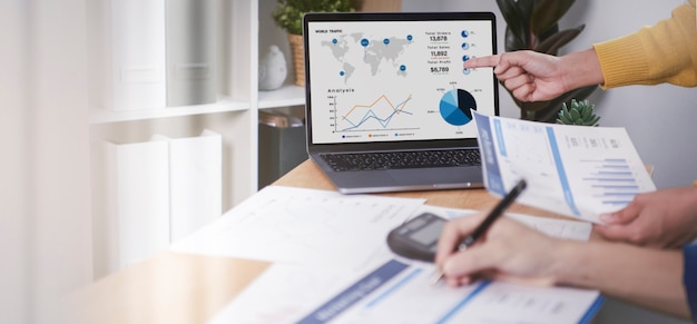 ビジネスマン会議計画分析グラフ会社の財務戦略