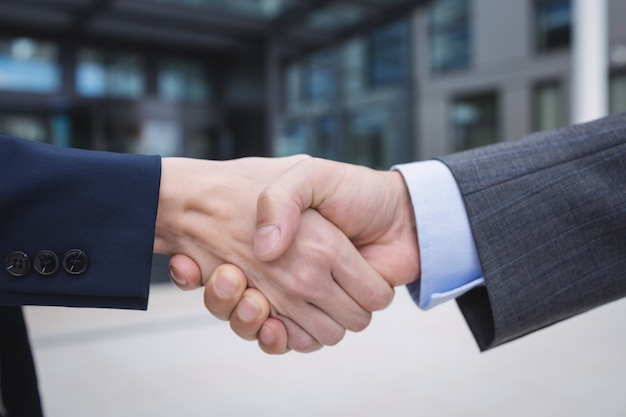 Free photo businesspeople shaking hands