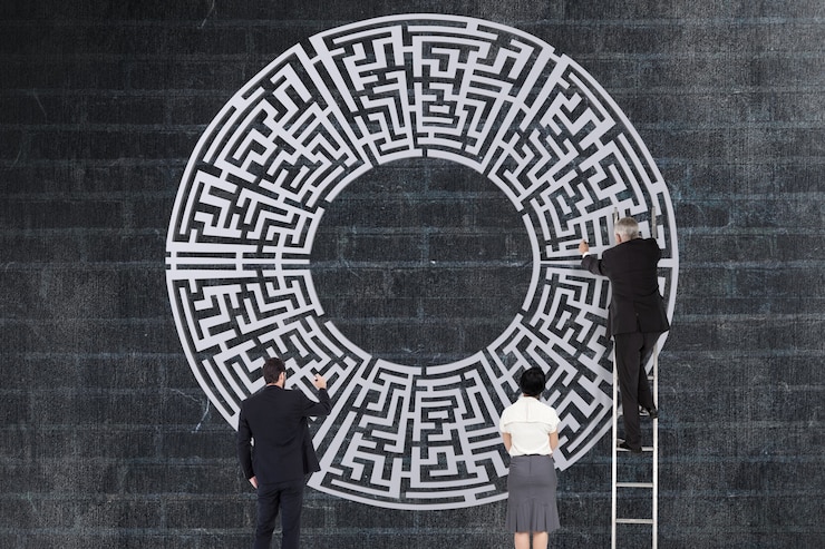 Free Photo businesspeople solving a labyrinth