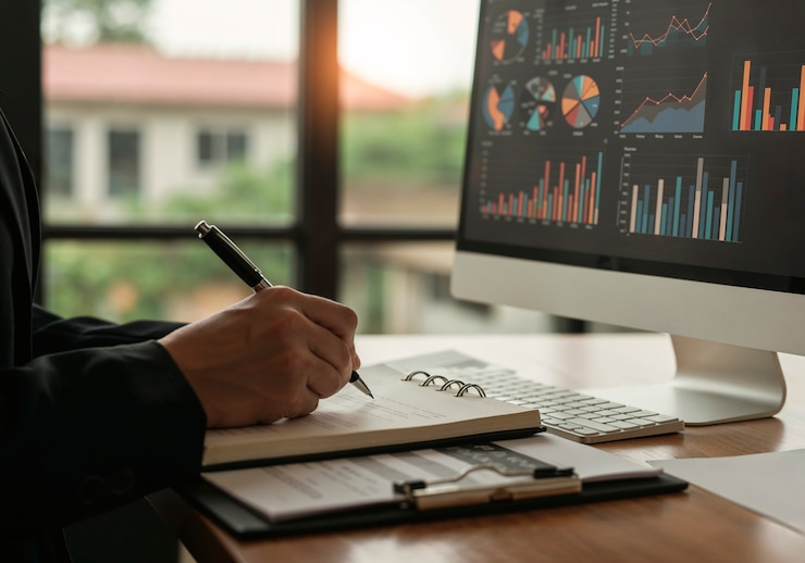 Free Photo businesswoman analyzing data