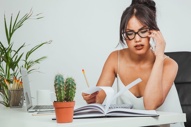 Foto gratuita businesswoman contendendo sul telefono