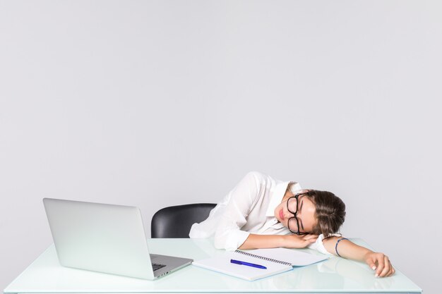 Предприниматель спит на своем столе на белом фоне