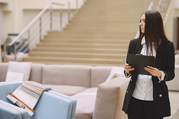 Free photo businesswoman in a black suit in the office