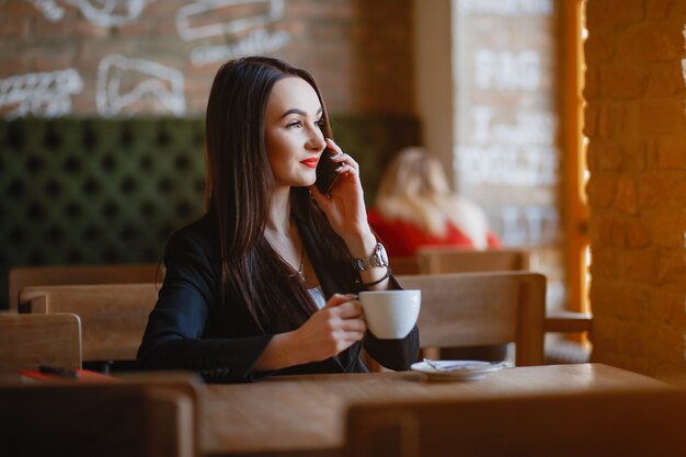 Foto gratuita imprenditrice in un caffè