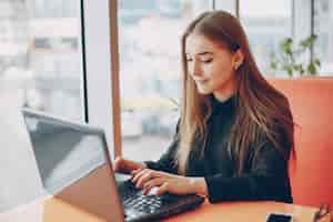 Free photo businesswoman in cafe