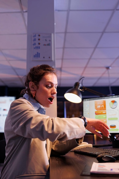 Free photo businesswoman checking time on wristwatch