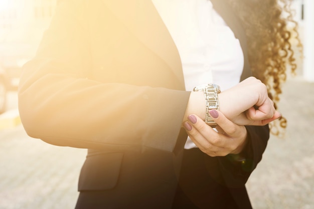 Free photo businesswoman checking time