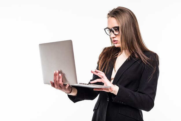 Деловая женщина в классическом черном люксе на белом работает с компьютером