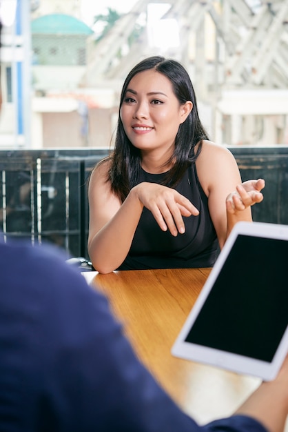 Free photo businesswoman conducting meeting