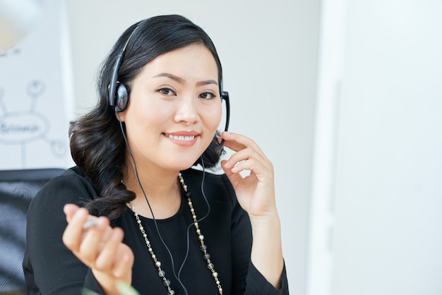 Free Photo businesswoman consulting clients