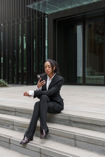 Free photo businesswoman doing facetime