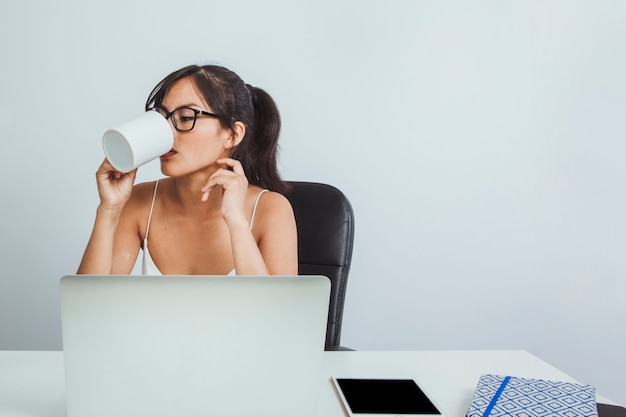 Free photo businesswoman drinkin coffee