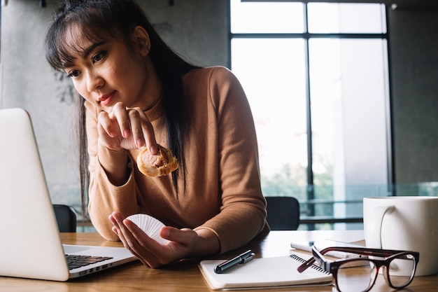 Free photo businesswoman eating in office